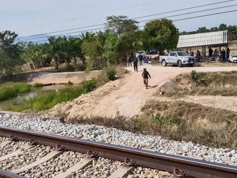 ระทึกปัตตานี! พบ "ถังแก๊ส" วางขวางรางรถไฟ สั่งกักขบวนรถล่องใต้ด่วน เจ้าหน้าที่เร่งเก็บกู้