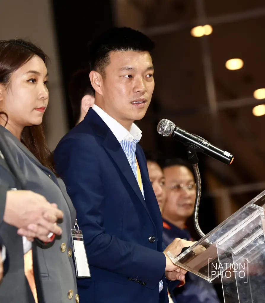 "เท้ง" นำ 10 สส.ลุยสู้คดีแก้ ม.112 ย้ำไม่ได้มุ่งร้ายระบอบปกครอง