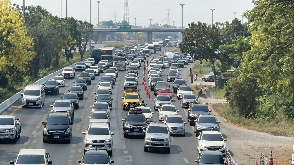 น้ำมันลด...รถเต็มถนน! รถแน่น "สายเอเชีย-บางปะหัน" คนแห่เดินทางรับเช้า "วันหยุดสงกรานต์"