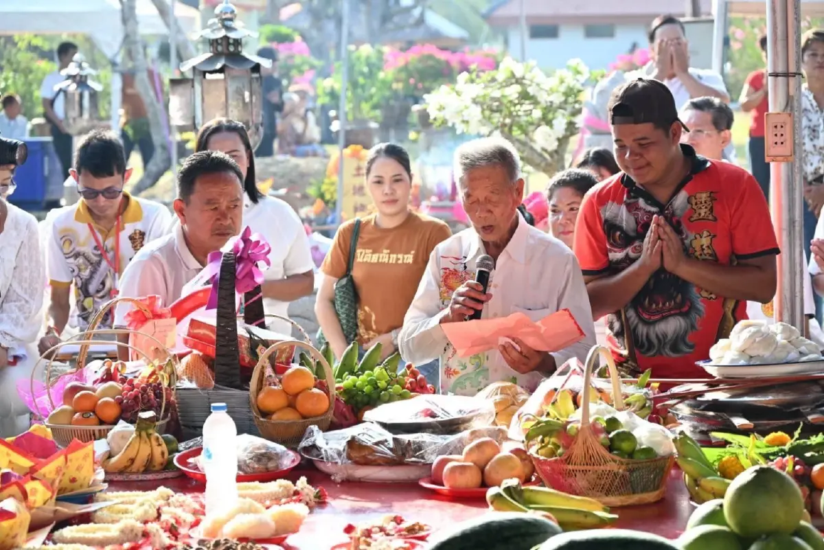 เลขาฯ ศอ.บต. ปลื้มรอยยิ้มชาวใต้ ในพิธีเช็งเม้งเจ้าแม่ลิ้มกอเหนี่ยว