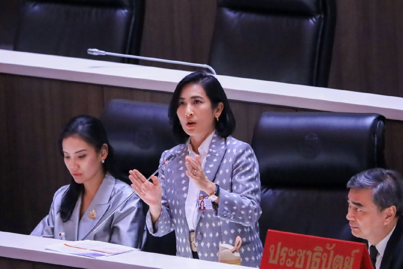 สส.ใหม่ ช็อค! รัฐสภาไร้ประสิทธิภาพ - อึ้ง! ใช้ AI ฟรีเขียนบท