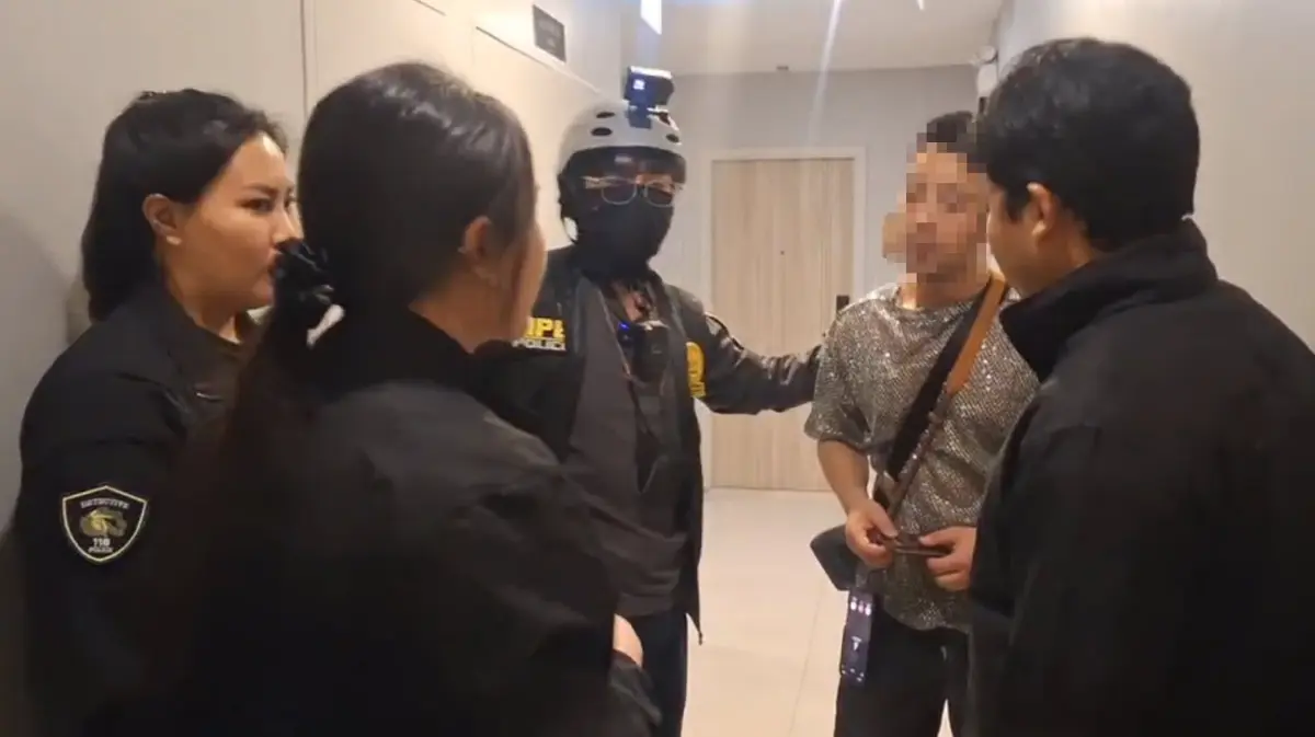 ผวาทั้งคอนโด! 2 อินฟลูดังจีน คลั่งยาหลอน แก้ผ้าป่วนทั้งคอนโด