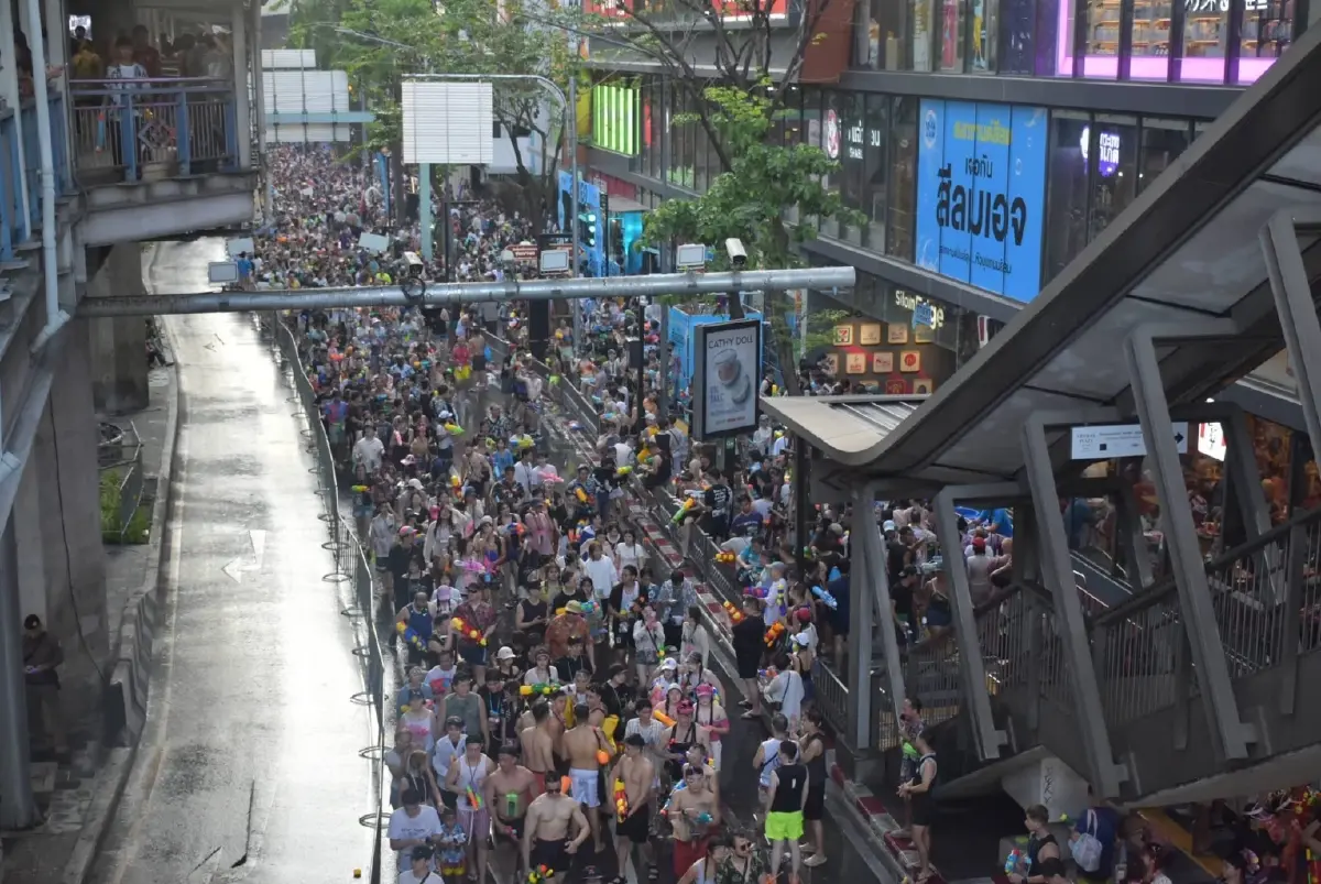 "สีลม" แชมป์ยอดคนเล่นน้ำพุ่ง 1.6 แสน! "ชัชชาติ" สั่งปิดจบ 2 ทุ่มคืน