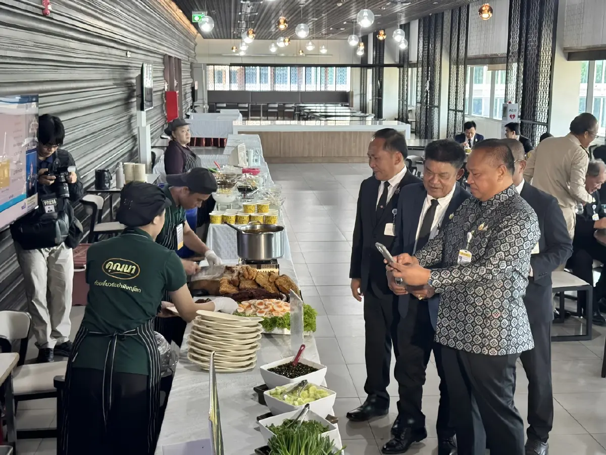 "บิ๊กเกรียง" นำร่อง สว. จ่ายเงินซื้อข้าวเองวันแรก! ลั่น "หมูแดงอร่อยจังฮู้" มั่นใจช่วยชาติประหยัดงบ