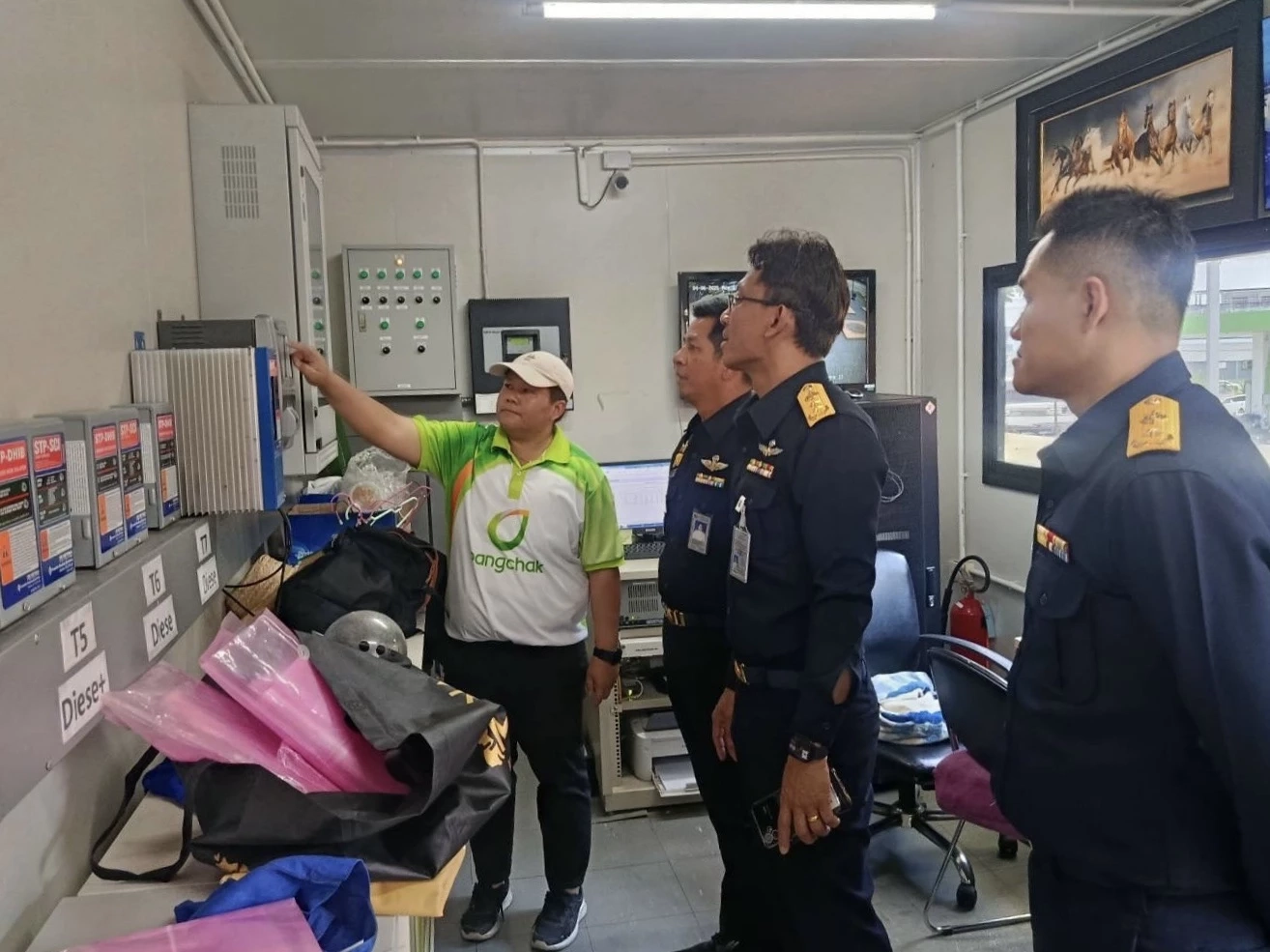สรรพสามิตลงพื้นที่เชิงรุกตรวจปั๊ม-คลังน้ำมัน เฝ้าระวังปริมาณน้ำมัน ป้องกันการกักตุน