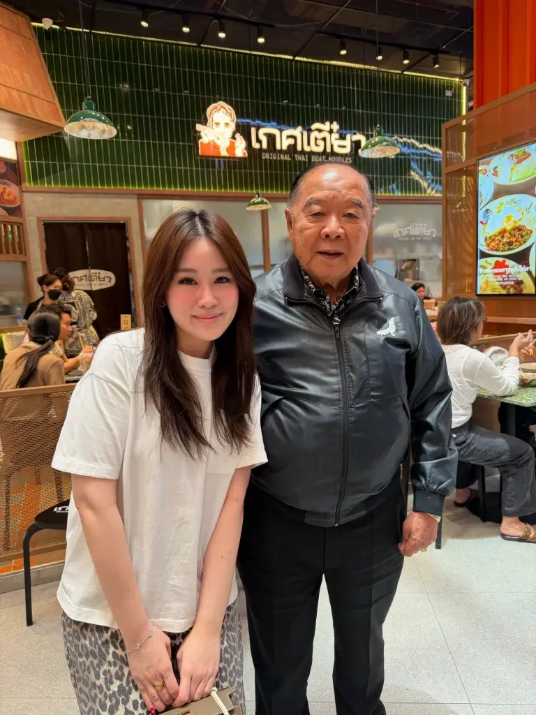 “ลุงป้อม” เช็กเรตติ้งสงกรานต์ คนรุ่นใหม่แห่ทักทายขอถ่ายรูป