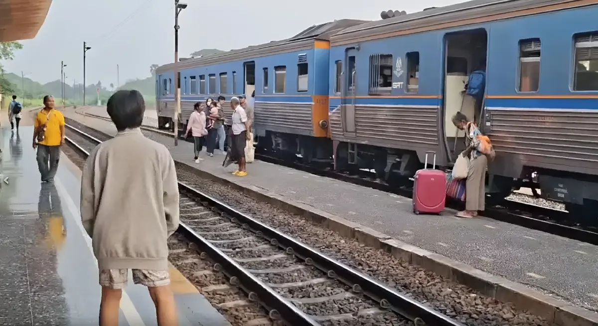 เช็กด่วน! ตั๋วสงกรานต์ "สายเหนือ" เต็มหมดแล้ว น้ำมันแพงจนท้อ! ชาวพิจิตร หันพึ่งรถไฟค่าตั๋ว 8 บาท (มีคลิป)