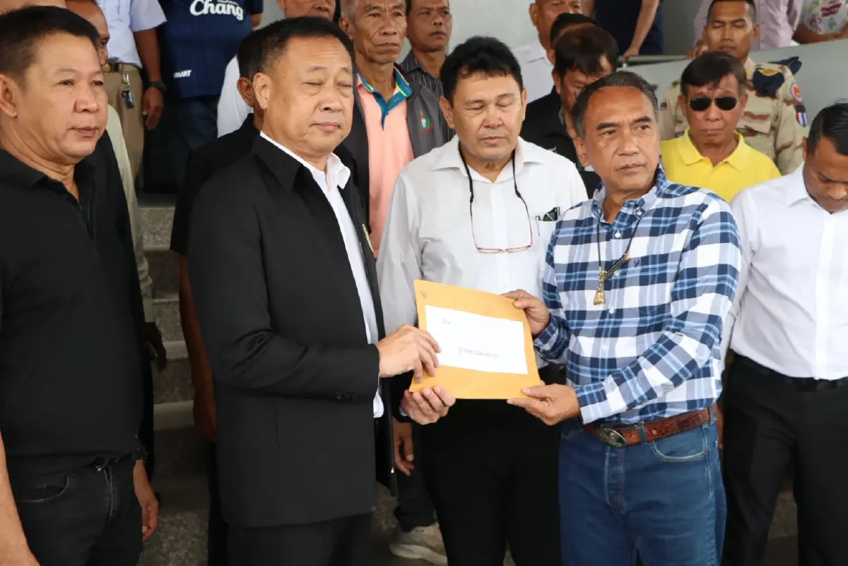 พัทลุงระอุ! อปท. บุกศาลากลาง ร้องผู้ว่าฯ เคลียร์คดี "อดีต สส. บ้านใหญ่" รุมทำร้าย "นายกเล็ก" (มีคลิป)