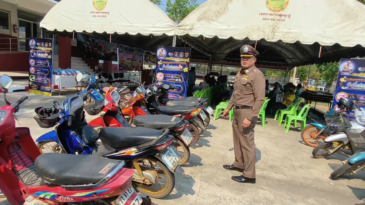 ด่านนี้มีแต่รอยยิ้ม! ตำรวจอุทัยฯ ตั้งด่านไม่จับแต่ "เปลี่ยนไฟฟรี"