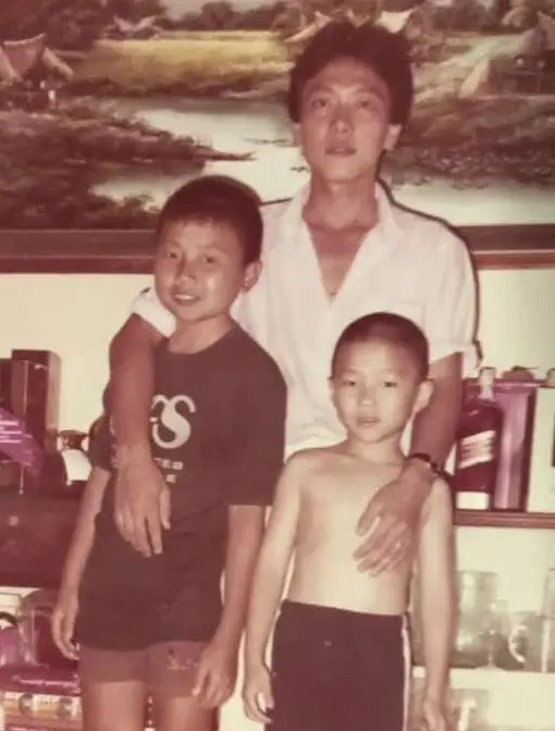 สามพี่น้องในวัยเยาว์ นิรันดร์ สินธ์ไชย และอิทธิวัฒน์