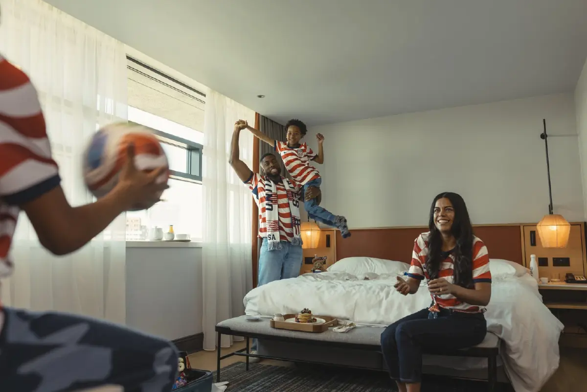 “โฮลัน-วีนีซียุส” นำทัพแคมเปญใหม่ Marriott Bonvoy x Visa บัตรฟุตบอลโลก 2026