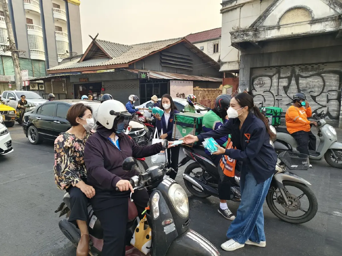 “สส.พลอย” ชูป้ายจี้รัฐบาล "อนุทิน" จัดการฝุ่น PM2.5 เลิก “นับหนึ่งใหม่ทุกปี”