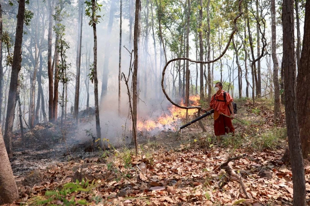 ไฟป่าเชียงใหม่ยังวิกฤต “พระครูอ๊อด” นำทีมจิตอาสาลุยช่วยดับไฟ