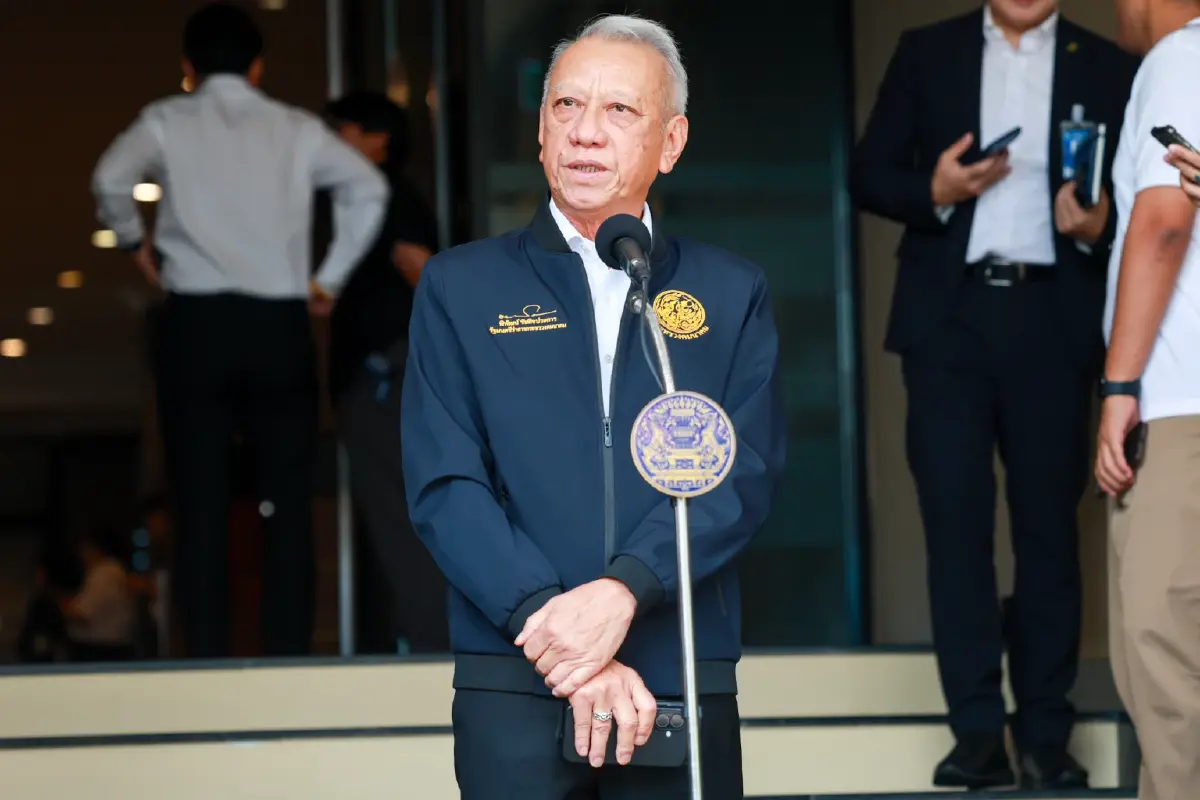 นายพิพัฒน์ รัชกิจประการ รองนายกรัฐมนตรีและรัฐมนตรีว่าการกระทรวงคมนาคม