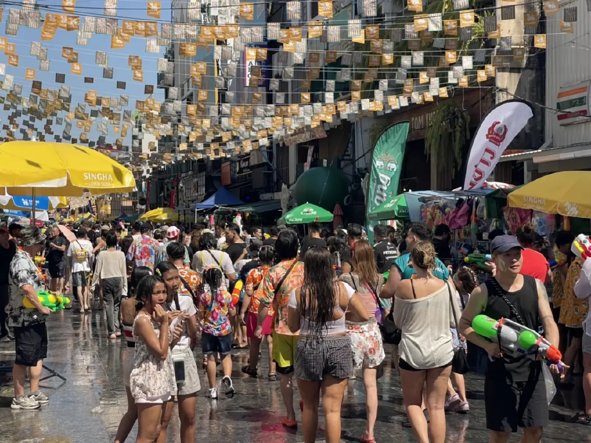 "ข้าวสารแตก! "เริ่มแล้ว! สงกรานต์ถนนข้าวสารวันแรกคึกคักทะลุแสนคน!