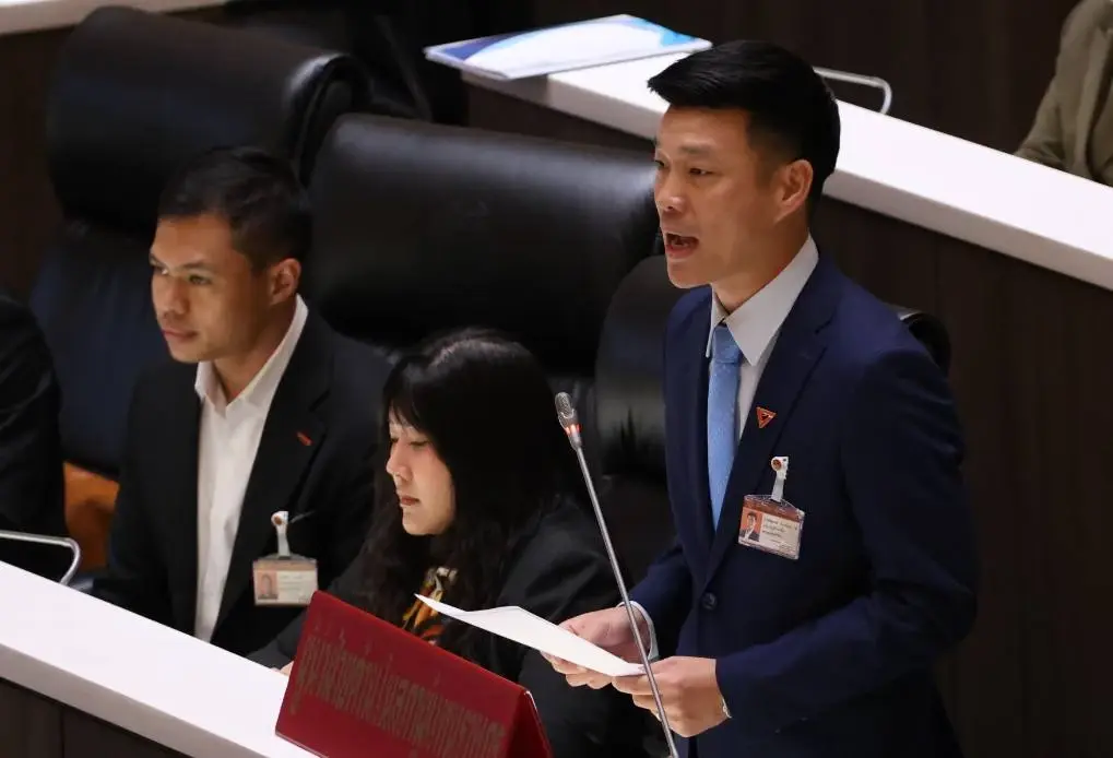 "เท้ง" ณัฐพงษ์  เรืองปัญญาวุฒิ หัวหน้าพรรคประชาชน