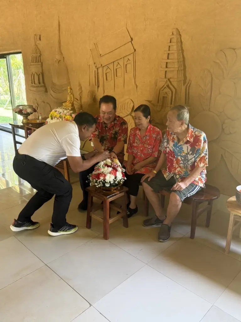 เปิดภาพ "ทวี" บุกเรือนจำเขากลิ้ง เยี่ยม "เสก โลโซ" วันสงกรานต์ 2569