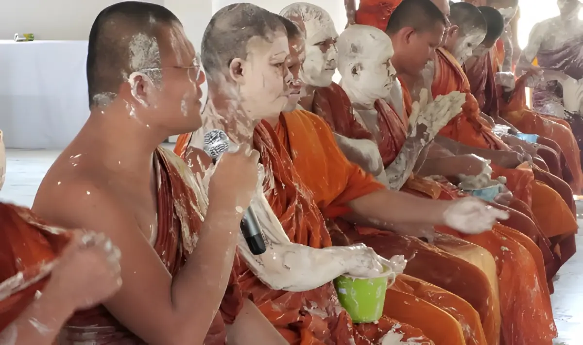 ขำพระบาปไหม! สีสันสงกรานต์สุรินทร์ "พระ-เณรชุบแป้งทอด" ท่ามกลางเสียงหัวเราะและศรัทธา (มีคลิป)