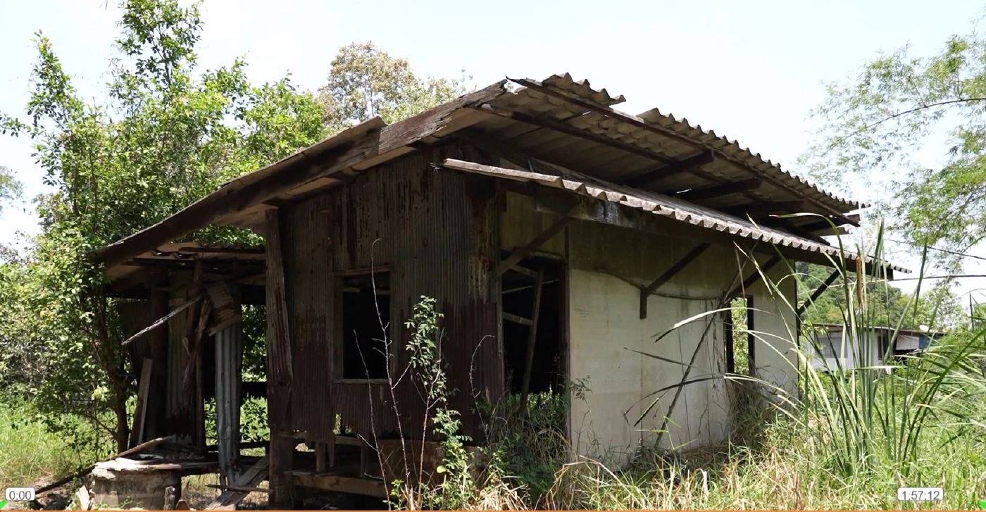 ภาพบ้านร้างที่มีคนอยู่ในทะเบียนบ้านหมุนเวียนกันเกือบ 200 คน