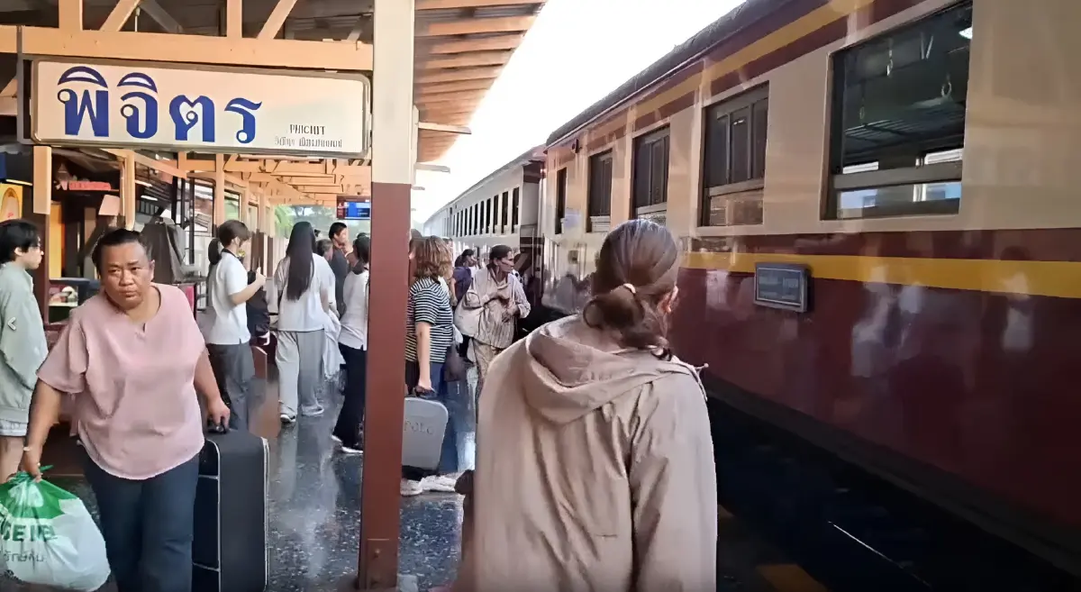 เช็กด่วน! ตั๋วสงกรานต์ "สายเหนือ" เต็มหมดแล้ว น้ำมันแพงจนท้อ! ชาวพิจิตร หันพึ่งรถไฟค่าตั๋ว 8 บาท (มีคลิป)