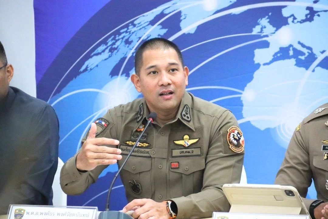 พ.ต.อ.พงศ์ธร พงศ์รัชตนันทน์ รองผู้บังคับการตรวจคนเข้าเมือง 2 และโฆษก บก.ตม.2 