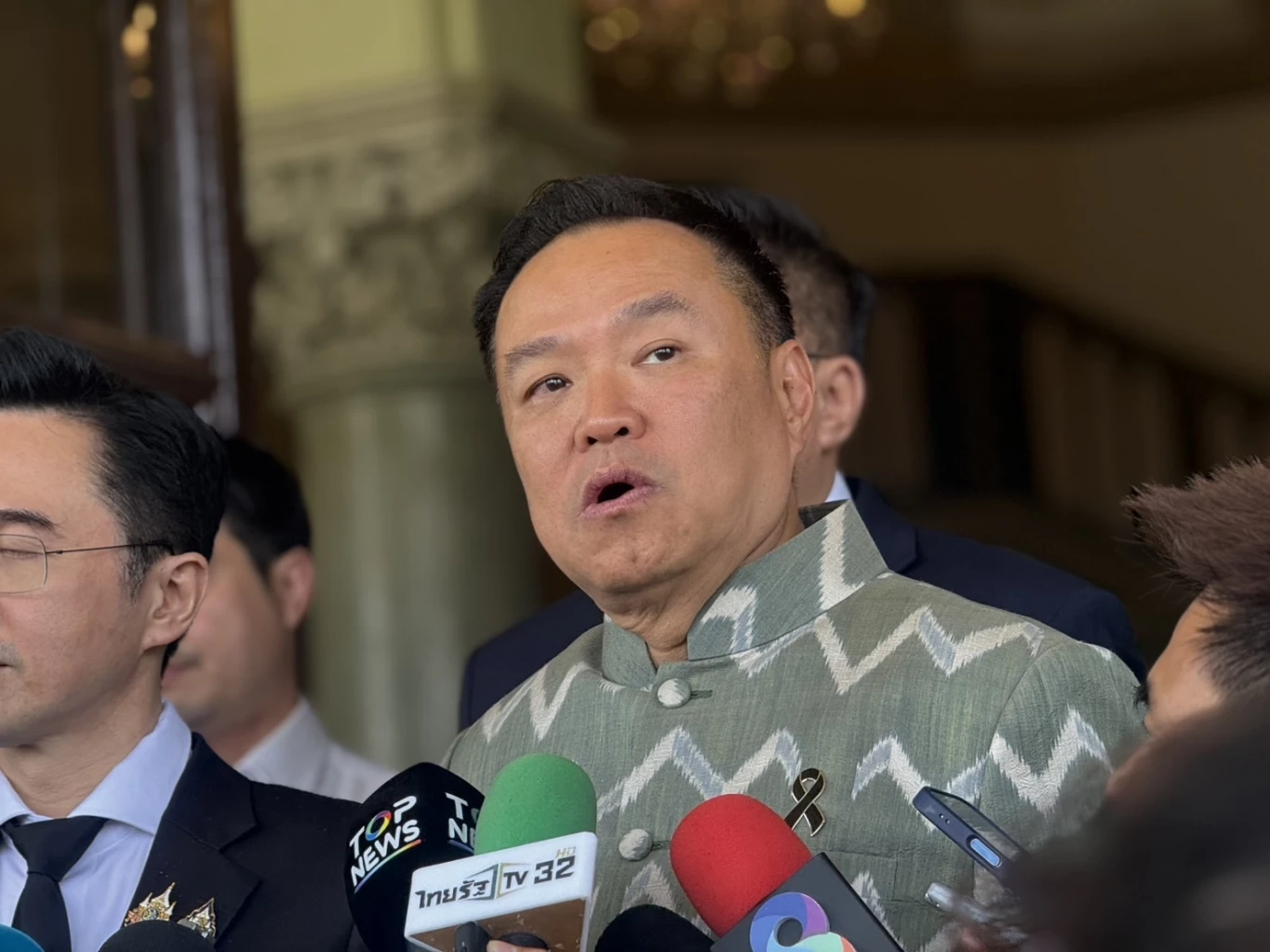 "นายกฯ" เดือดซัด "เลว-ขายชาติ" สั่งเช็กบิลขบวนการขนน้ำมันไป "กัมพูชา"