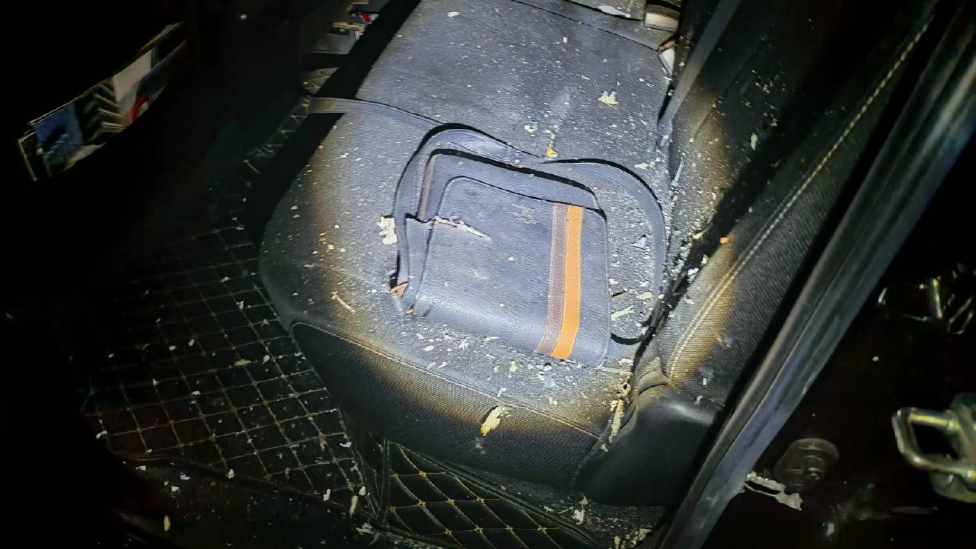 คนร้ายดักซุ่มป่าข้างทาง สาดกระสุนถล่มรถ "ปลัดอำเภอจะแนะ" เสียชีวิต 2 ราย