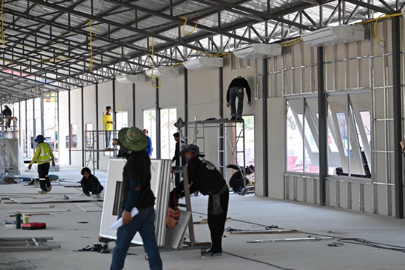 รมว.วัฒนธรรม ตรวจความพร้อมรับเสด็จฯ ยกเสาเอกพระเมรุมาศ