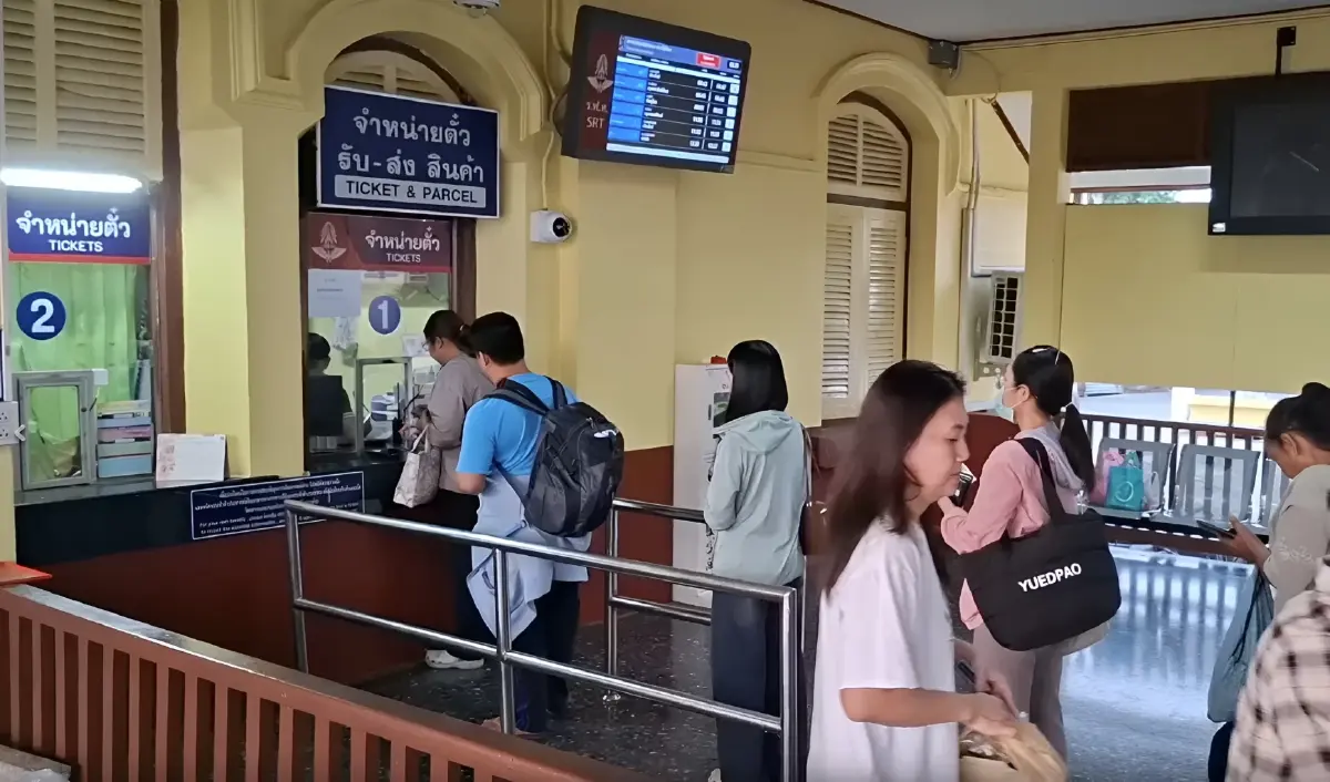 เช็กด่วน! ตั๋วสงกรานต์ "สายเหนือ" เต็มหมดแล้ว น้ำมันแพงจนท้อ! ชาวพิจิตร หันพึ่งรถไฟค่าตั๋ว 8 บาท (มีคลิป)