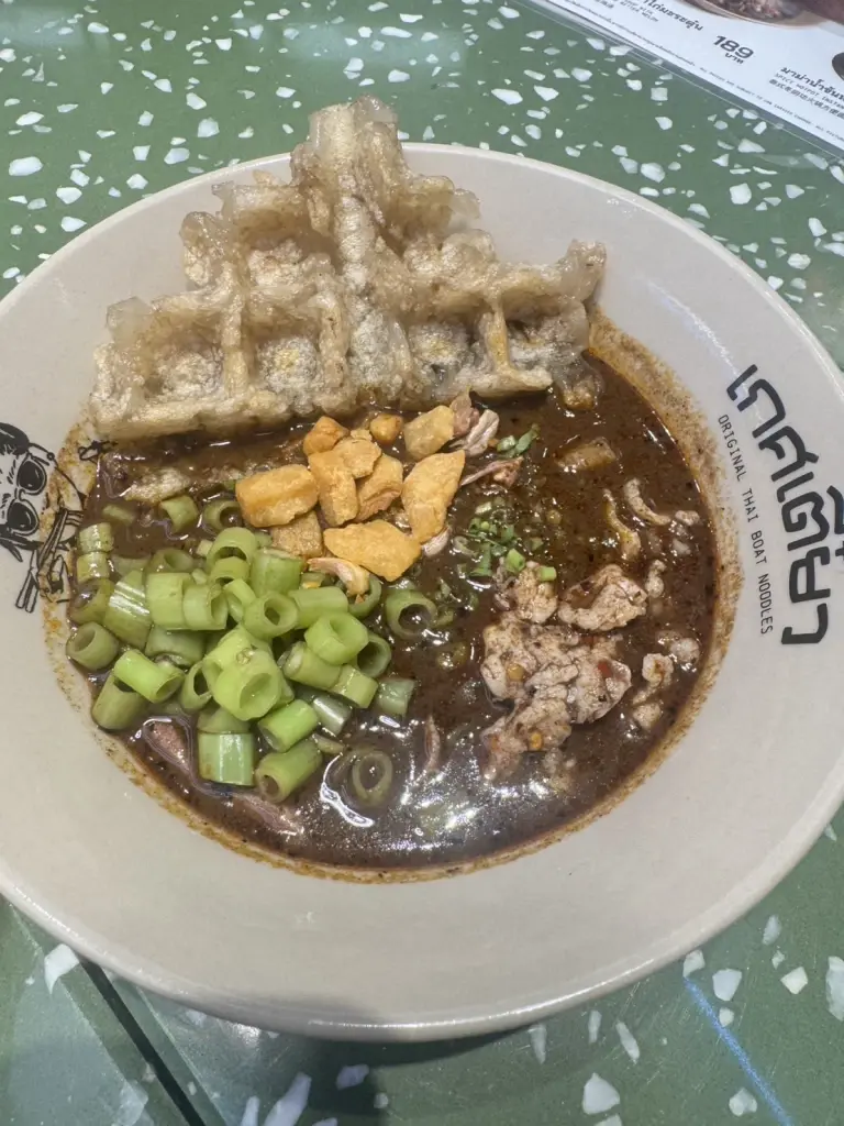 “ลุงป้อม” เช็กเรตติ้งสงกรานต์ คนรุ่นใหม่แห่ทักทายขอถ่ายรูป