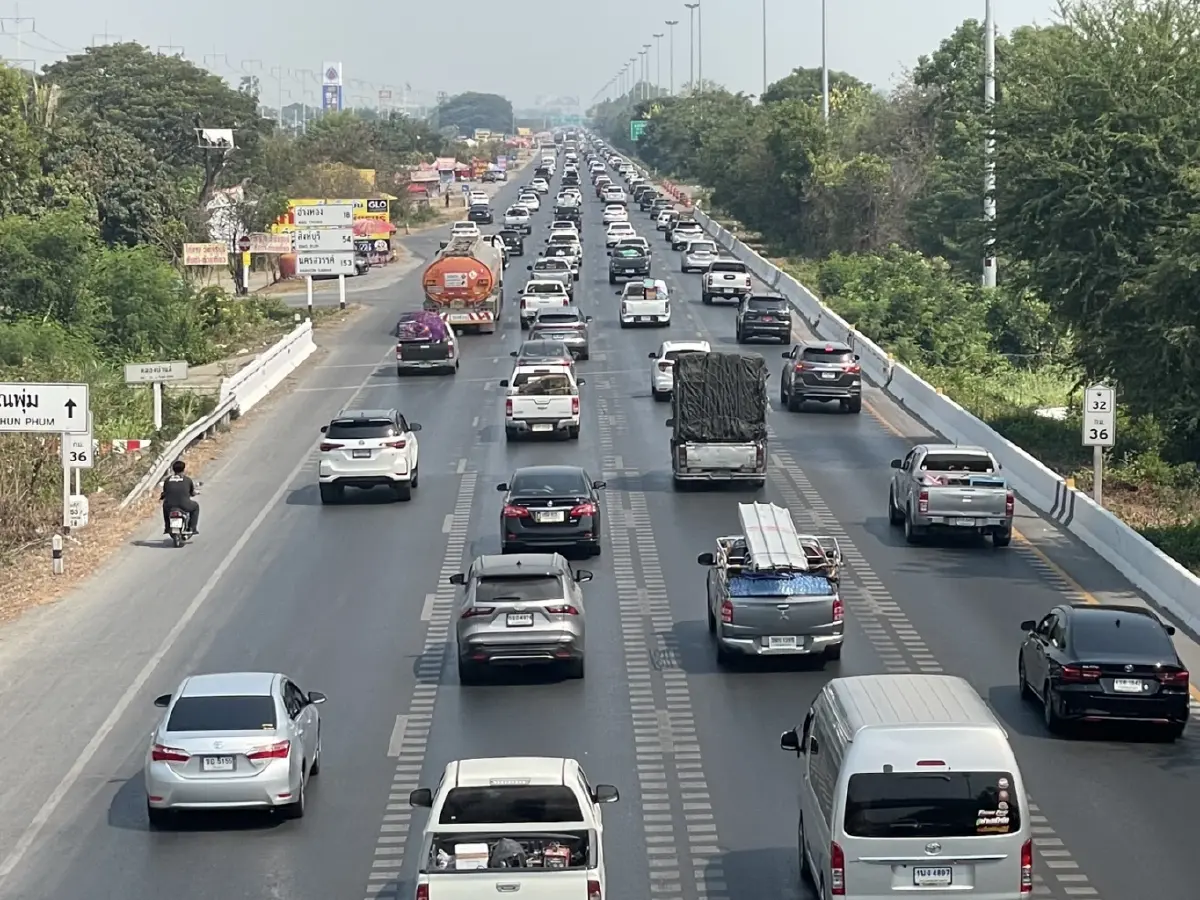 น้ำมันลด...รถเต็มถนน! รถแน่น "สายเอเชีย-บางปะหัน" คนแห่เดินทางรับเช้า "วันหยุดสงกรานต์"