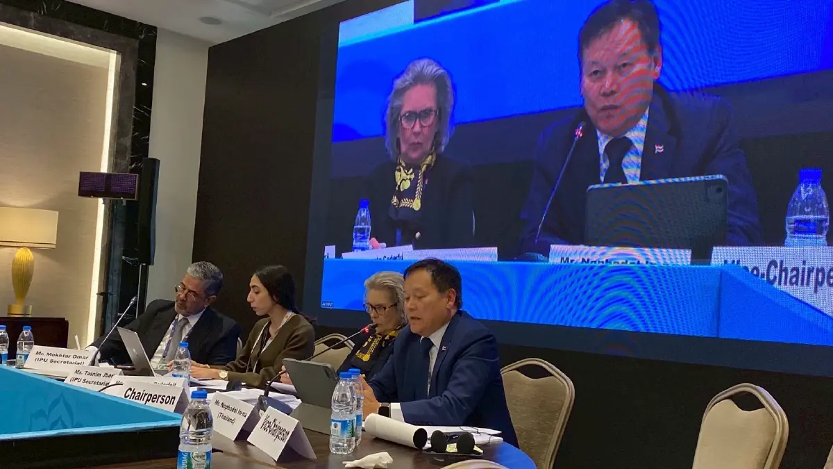 ผศ.ดร. นพดล อินนา สมาชิกวุฒิสภา (ขวา)