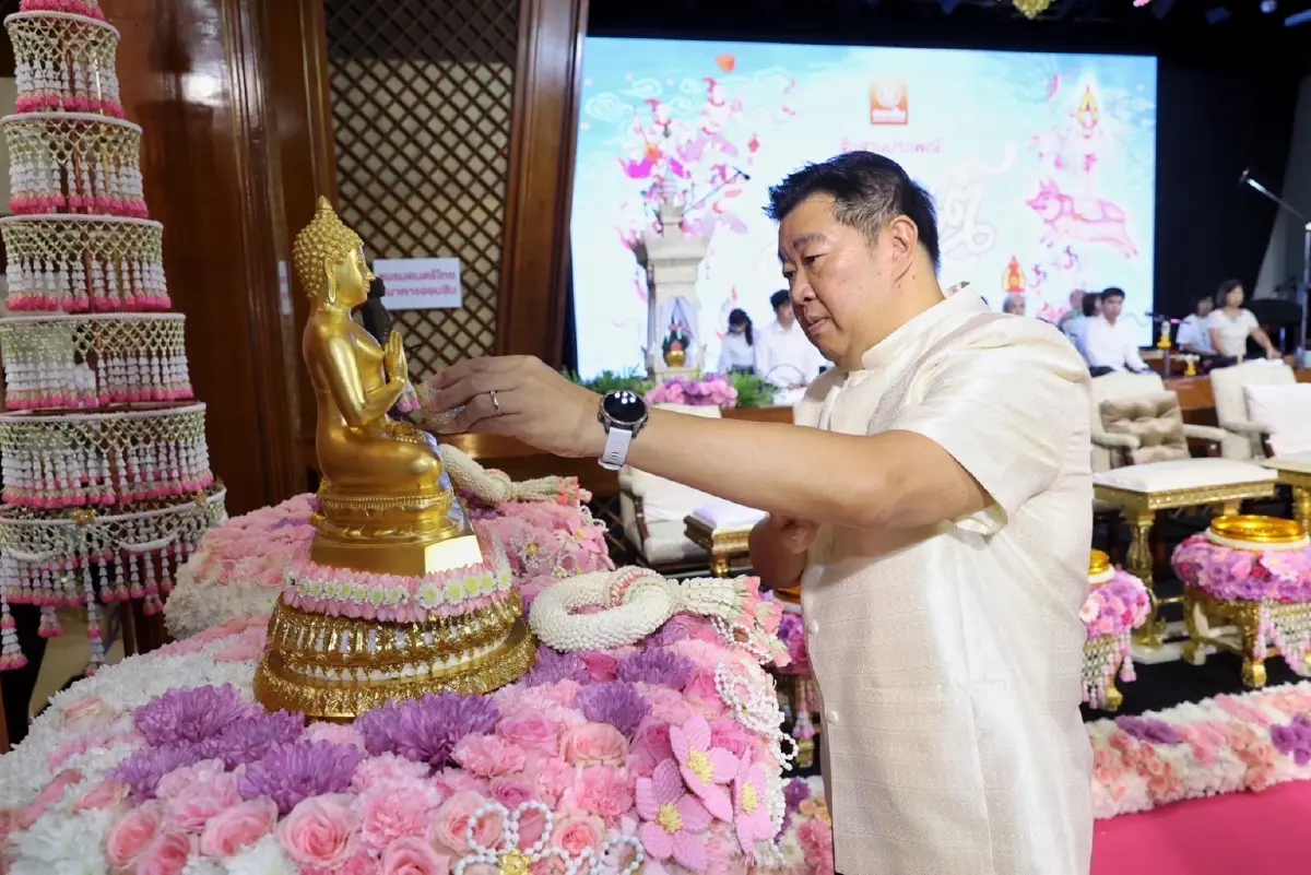 ธนาคารออมสิน รดน้ำขอพรสงกรานต์ สืบสานประเพณีรับปีใหม่ไทย