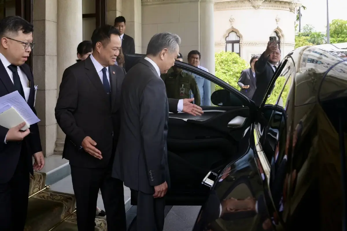 คลิปประวัติศาสตร์ “อนุทิน” ขับรถพา “หวัง อี้” ไปกินมื้อเที่ยง