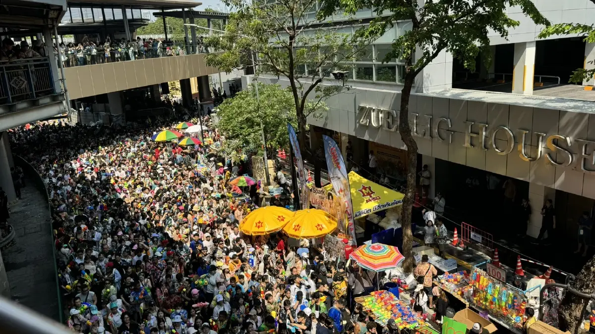 "สีลม" แชมป์ยอดคนเล่นน้ำพุ่ง 1.6 แสน! "ชัชชาติ" สั่งปิดจบ 2 ทุ่มคืน