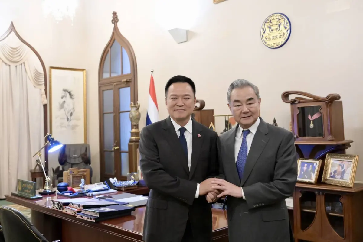 "อนุทิน" ขับรถพา "หวัง อี้" ไปรับประทานอาหารกลางวันด้วยตนเอง