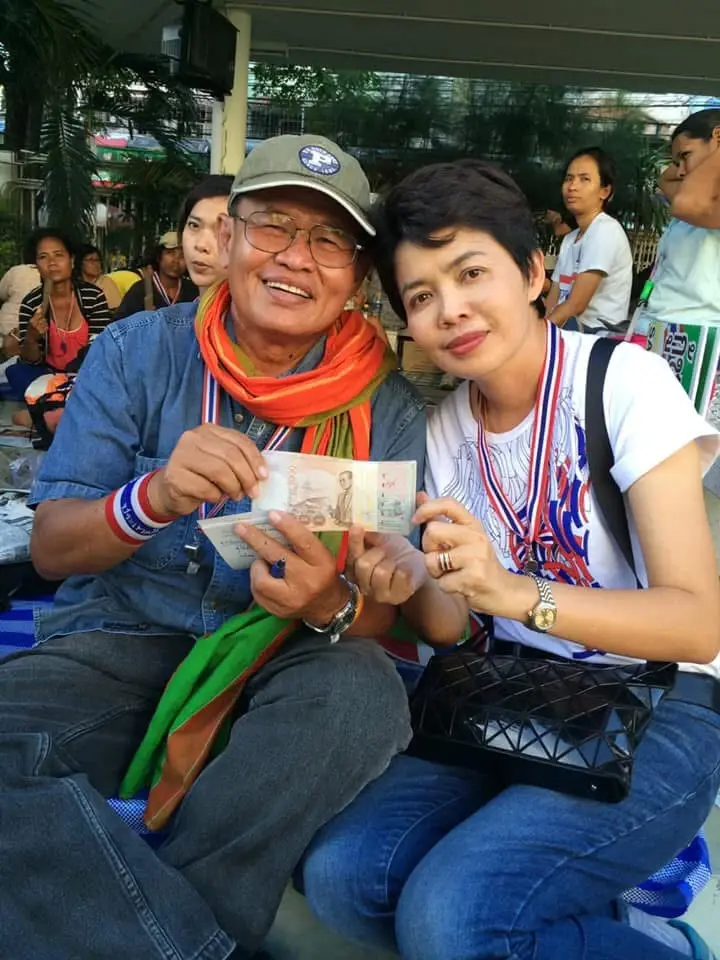 เจ๊รวย สมัยเป็น กปปส. เป็นกำลังใจให้พ่อใหญ่อิสสระ เมื่อปี 2556