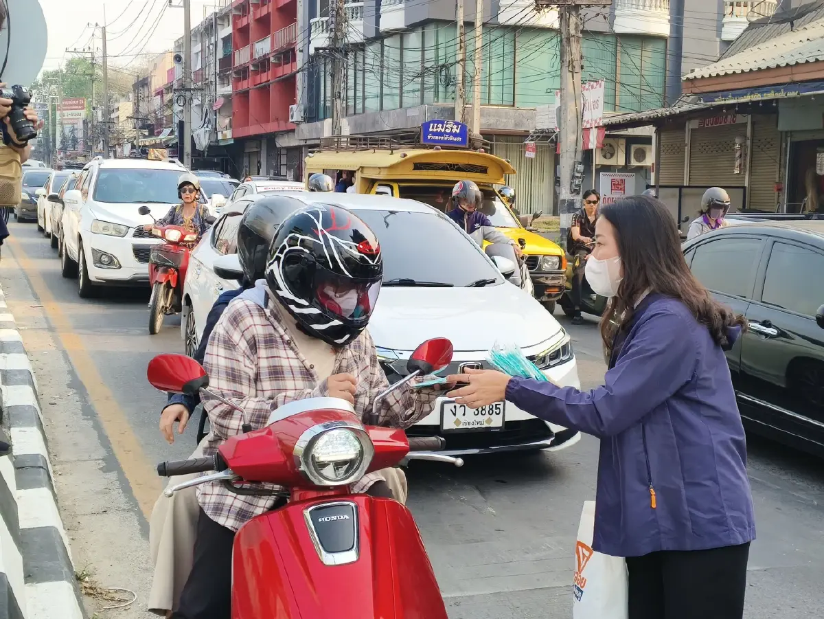 “สส.พลอย” ชูป้ายจี้รัฐบาล "อนุทิน" จัดการฝุ่น PM2.5 เลิก “นับหนึ่งใหม่ทุกปี”