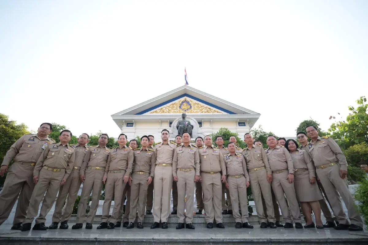 "อนุทิน" แบ่งงาน "3 รมช.ลูกเทพ" การันตีโปรไฟล์ สั่งงานวันนี้ต้องเสร็จวานซืน บอกไม่มีกระดาษวัด KPI ถ้าล้าก็ไปพัก
