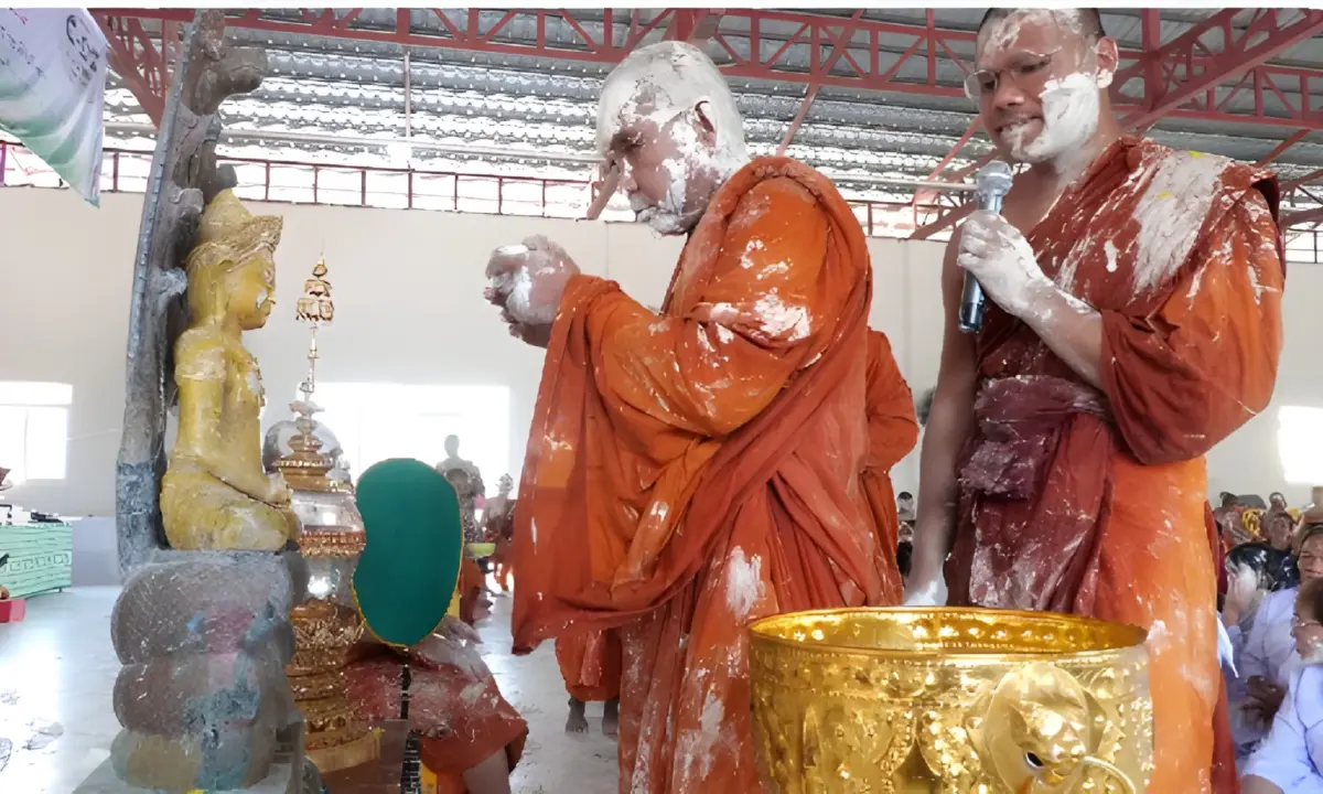 ขำพระบาปไหม! สีสันสงกรานต์สุรินทร์ "พระ-เณรชุบแป้งทอด" ท่ามกลางเสียงหัวเราะและศรัทธา (มีคลิป)