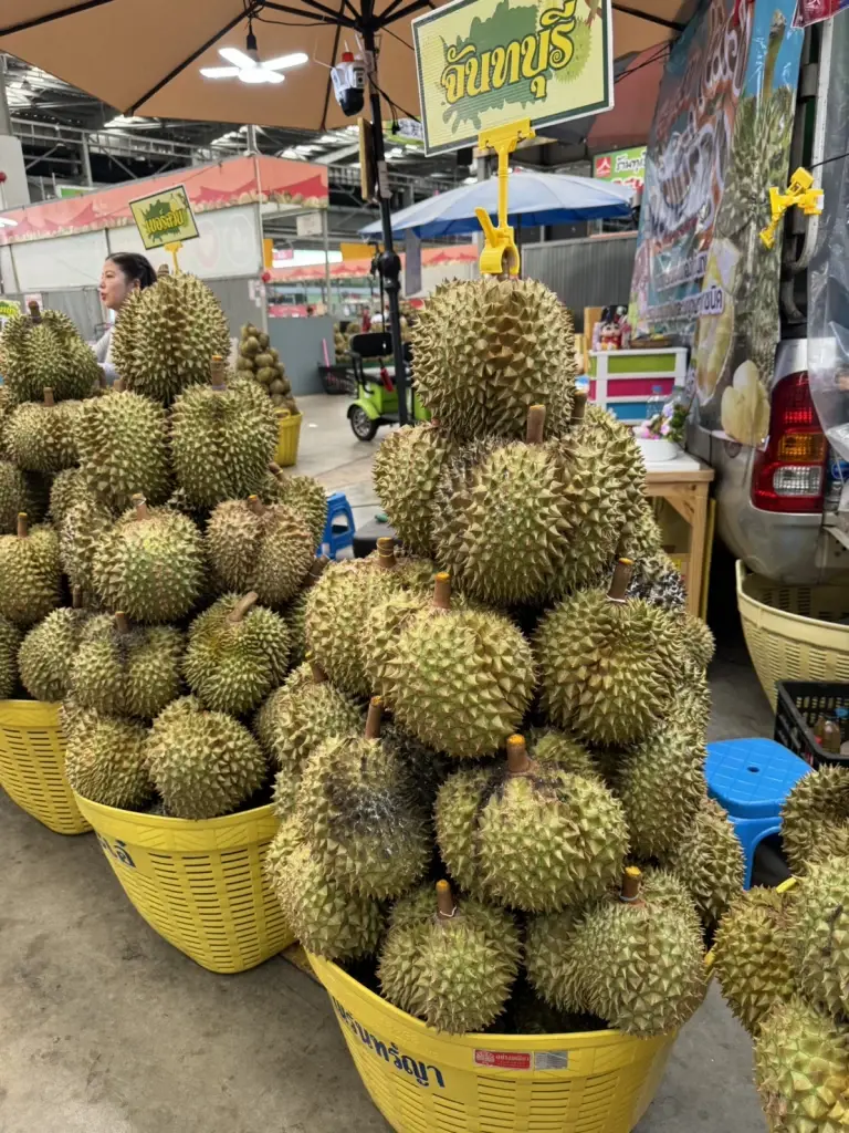 เดือด! "แม่ค้าตลาดสี่มุมเมือง" ชี้ ทุเรียนลูกละ 100 หวั่นทุบกลไกราคา-รายย่อยตายเกลื่อน