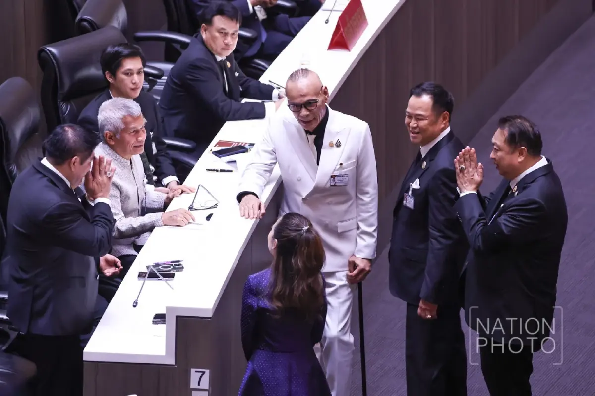 “อนุทิน” ยกมือไหว้ทักทาย “ธรรมนัส” กลางสภา หลังไม่ดึงกล้าธรรมร่วมรัฐบาล