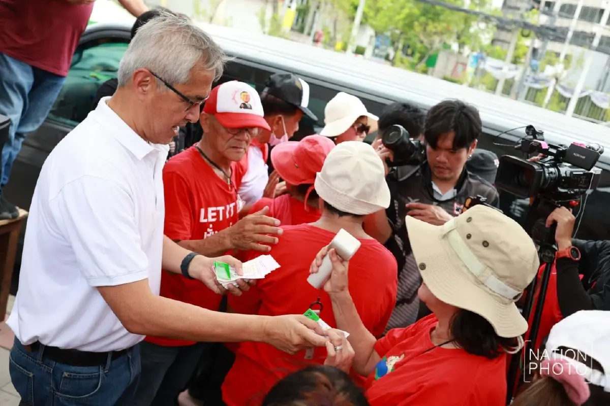 “ก่อแก้ว” แจกลอตเตอรี่ ขอบคุณเสื้อแดงหน้าเรือนจำ ลุ้นทักษิณพ้นโทษ 11 พ.ค.