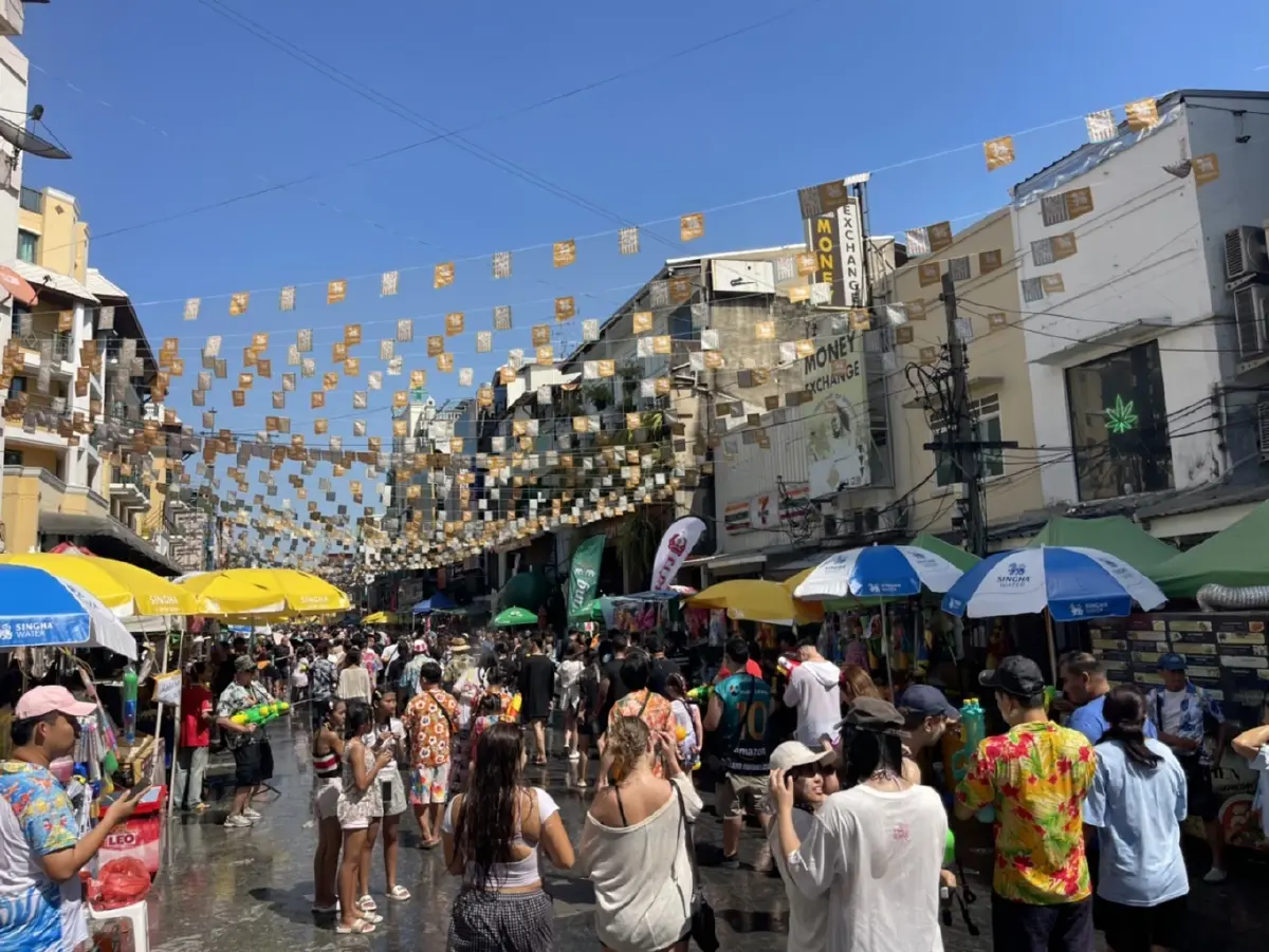 "ข้าวสารแตก! "เริ่มแล้ว! สงกรานต์ถนนข้าวสารวันแรกคึกคักทะลุแสนคน!