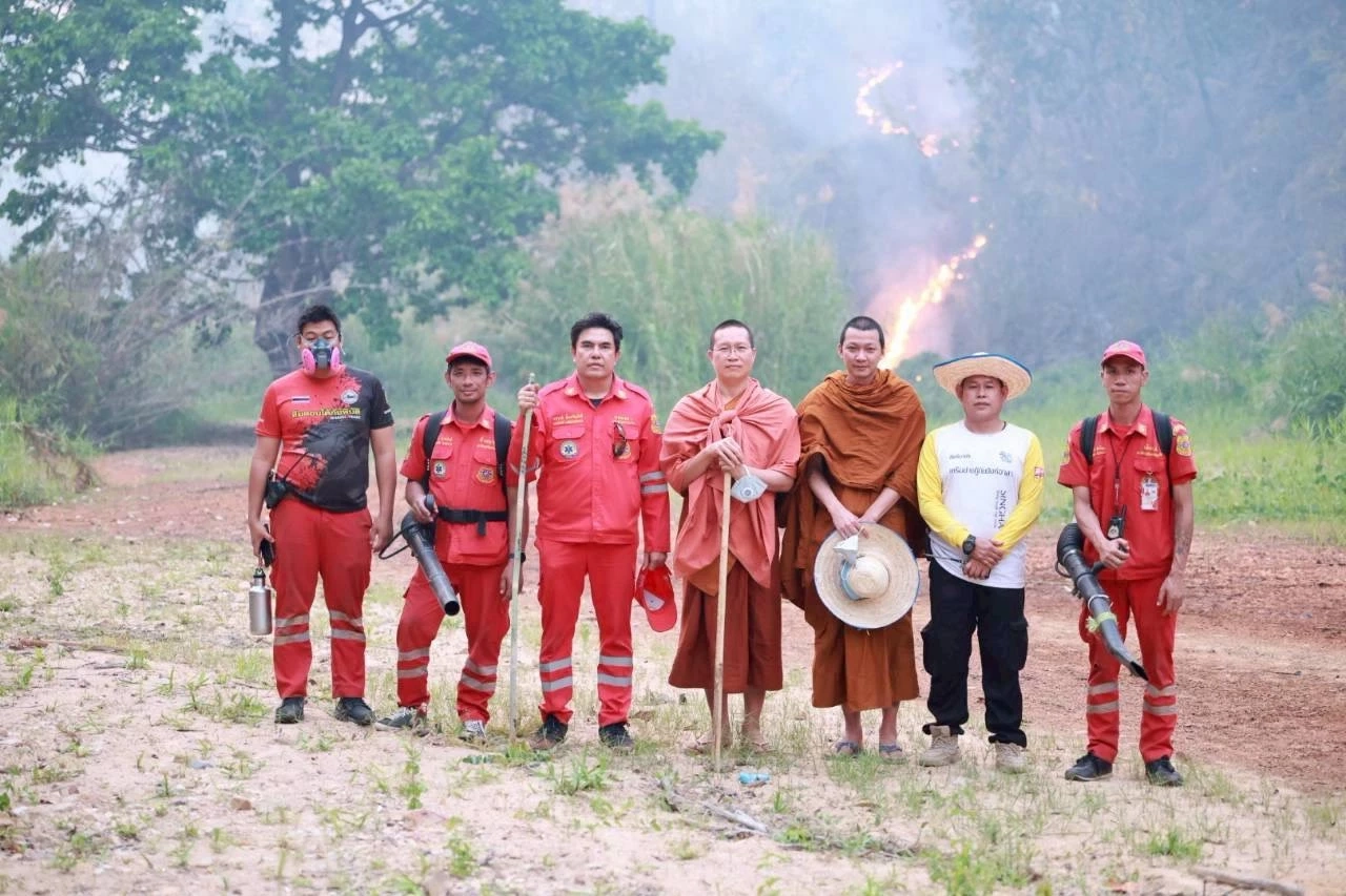ไฟป่าเชียงใหม่ยังวิกฤต “พระครูอ๊อด” นำทีมจิตอาสาลุยช่วยดับไฟ