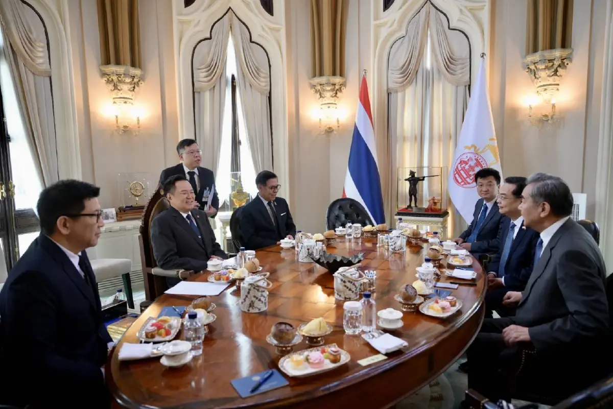 "อนุทิน" ขับรถพา "หวัง อี้" ไปรับประทานอาหารกลางวันด้วยตนเอง