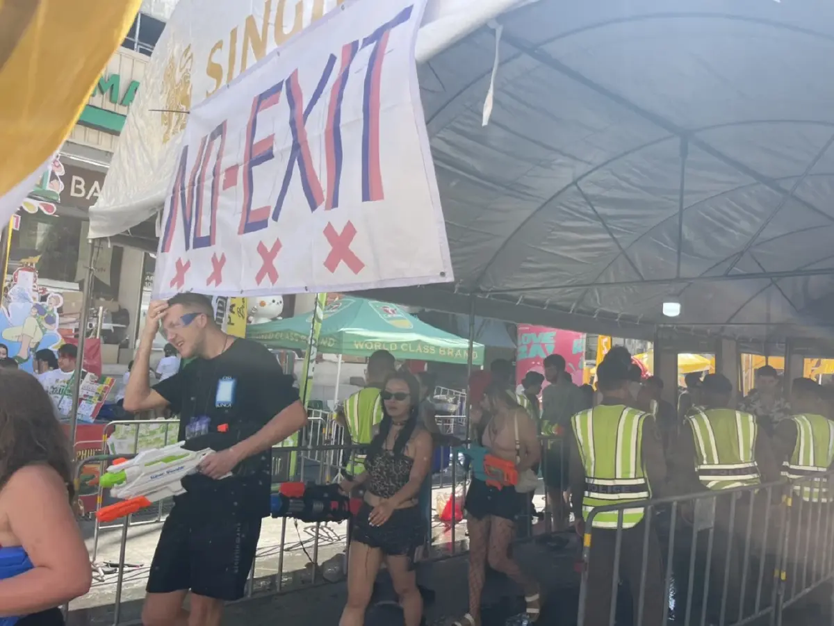 "ข้าวสารแตก! "เริ่มแล้ว! สงกรานต์ถนนข้าวสารวันแรกคึกคักทะลุแสนคน!