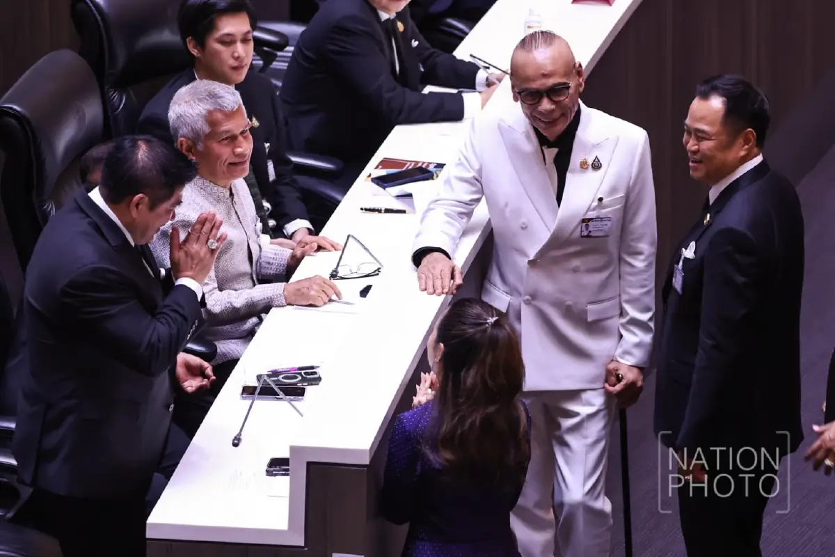 “อนุทิน” ยกมือไหว้ทักทาย “ธรรมนัส” กลางสภา หลังไม่ดึงกล้าธรรมร่วมรัฐบาล