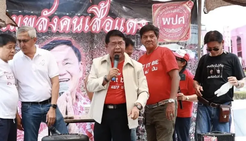 กลุ่มเสื้อแดง นำโดย ไก่ บิ๊กแมน (สวมแว่นดำ) ปักหลักหน้าเรือนจำ