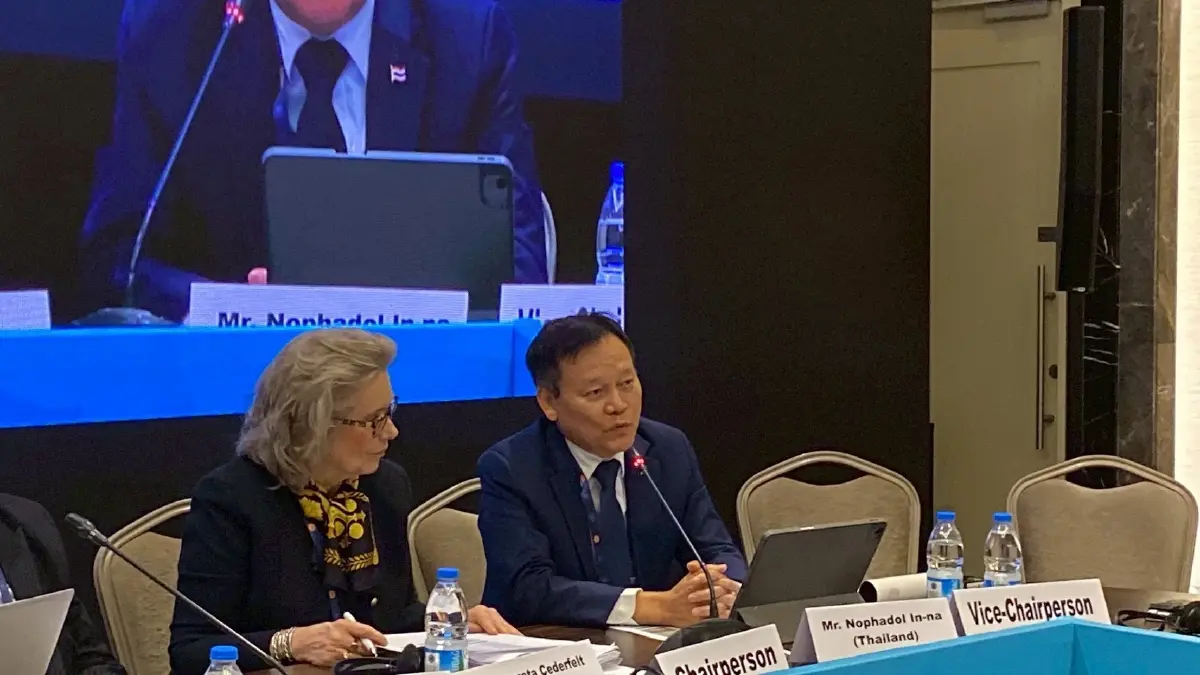 ผศ.ดร. นพดล อินนา สมาชิกวุฒิสภา (ขวา)